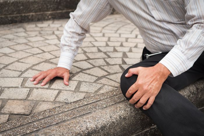 Person holding his knee